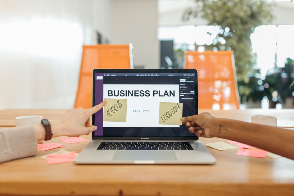 bootstrapping a startup vs seeking investment pros and cons